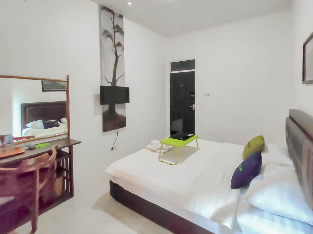 Urbanview Hotel Bagoes Sintang By Reddoorz Экстерьер фото