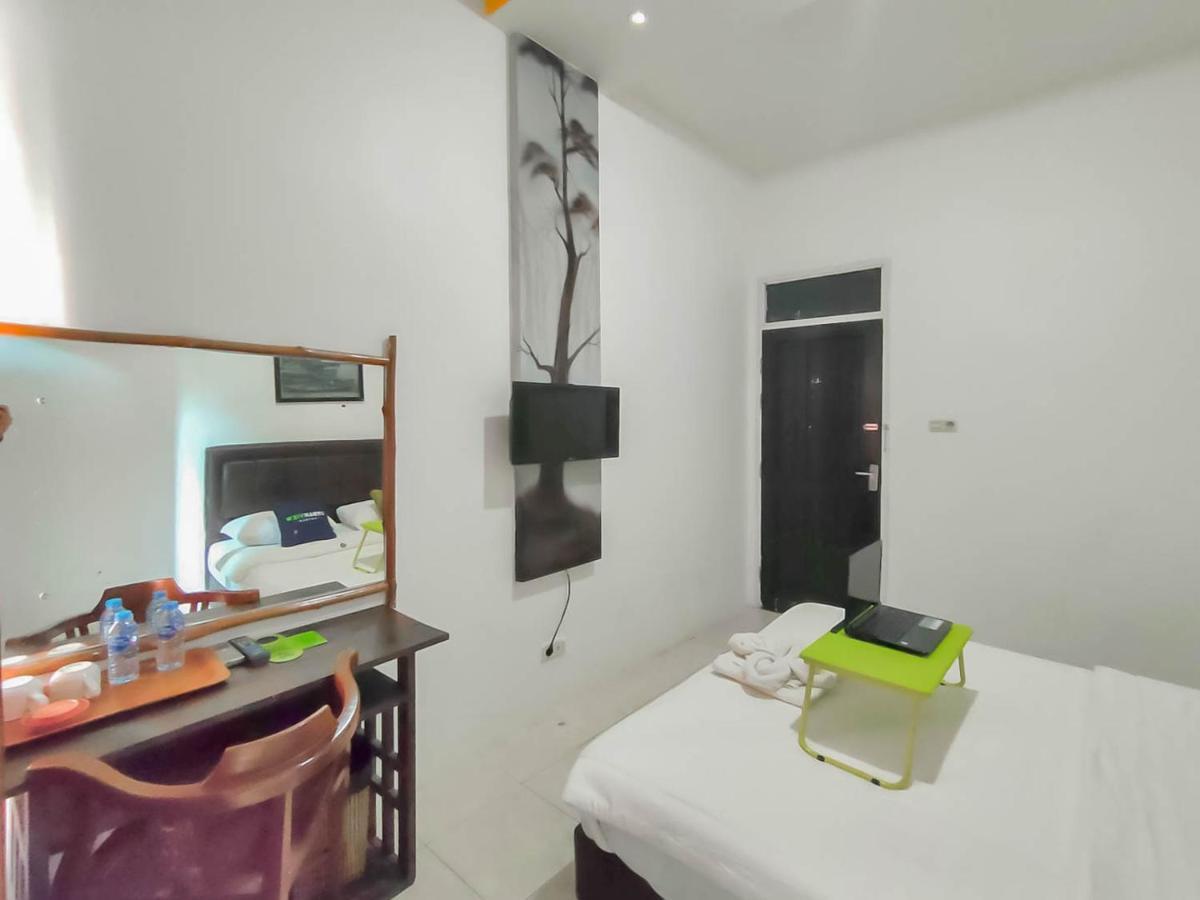 Urbanview Hotel Bagoes Sintang By Reddoorz Экстерьер фото