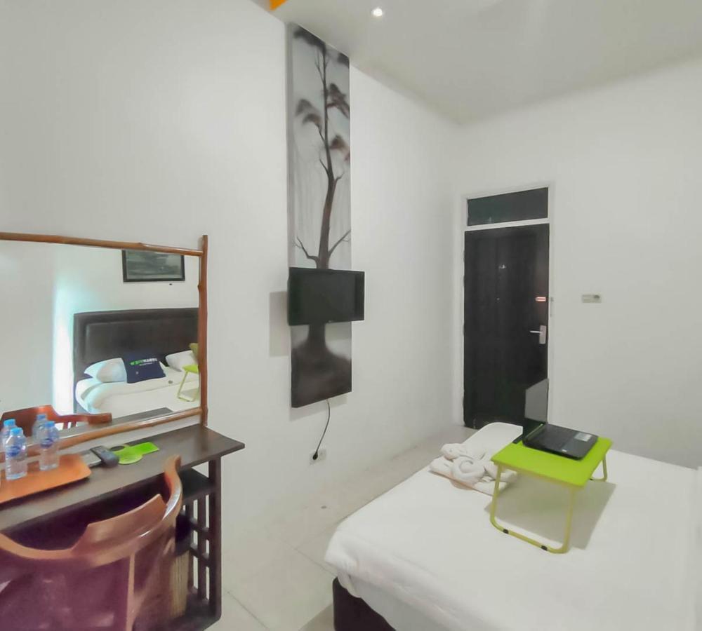 Urbanview Hotel Bagoes Sintang By Reddoorz Экстерьер фото